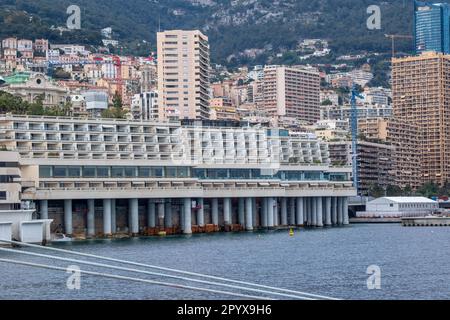 La Condamine, Monaco, 22. 2023. April:- Ein Blick auf Monaco von Port Hercules, dem Haupthafen von Monaco. Stockfoto