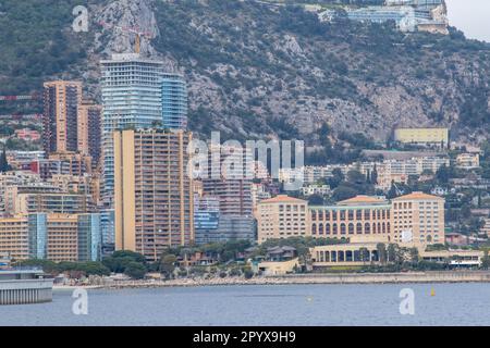 La Condamine, Monaco, 22. 2023. April:- Ein Blick auf Monaco von Port Hercules, dem Haupthafen von Monaco. Stockfoto