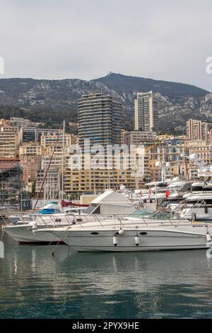 La Condamine, Monaco, 22. 2023. April:- Ein Blick auf Port Hercules, den Haupthafen von Monaco, befindet sich in der La Condamine Station. Stockfoto