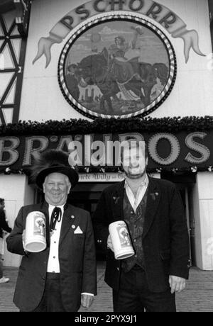 Besitzer des Braeurosl-Oktoberfest-Zeltes Willy Heide und Sohn Georg vor dem Pschorr Braeurosl-Zelt in München mit Bierbecher. Stockfoto