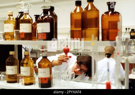 Erfassungsdatum: 22.11.1994 Pharmaziestudenten, die im Fach Physikalische Chemie an der Humboldt-Universität (HU Berlin), Sektion Chemie experimentieren. [Maschinelle Übersetzung] Stockfoto