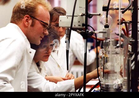 Erfassungsdatum: 22.11.1994 Pharmaziestudenten, die im Fach Physikalische Chemie an der Humboldt-Universität (HU Berlin), Sektion Chemie experimentieren. [Maschinelle Übersetzung] Stockfoto