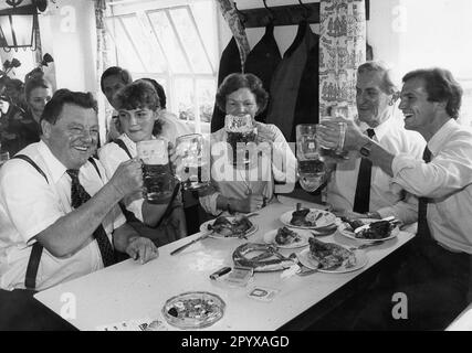 Bayerischer Premierminister Franz Josef Strauß, Tochter Monika Hohlmeier, Liselotte und Anton Hohlmeier und Schwiegersohn Michael Hohlmeier auf dem Oktoberfest. [Maschinelle Übersetzung] Stockfoto