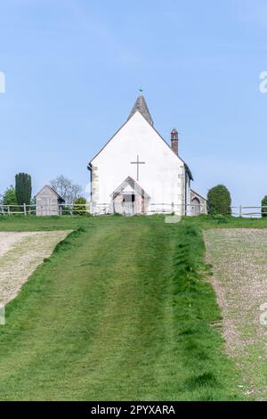 Die malerische und isolierte St. Hubert's Church im South Downs National Park in Idsworth, Hampshire, England, an einem sonnigen Frühlingstag Stockfoto