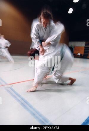 Aufnahmedatum: 15.02.1999 Karate-Kurs für Kinder und Jugendliche in Bonn. [Maschinelle Übersetzung] Stockfoto