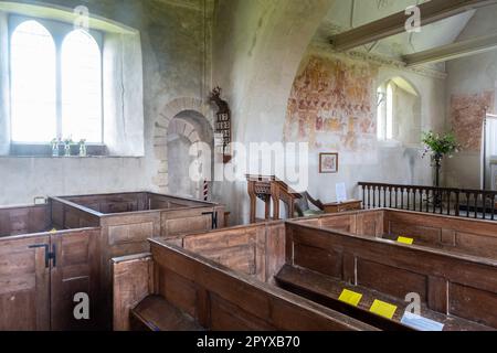 Innere der St. Hubert's Church, Idsworth, Hampshire, England, Großbritannien, Mit Holzkastenbänken und mittelalterlichen Wandmalereien Stockfoto