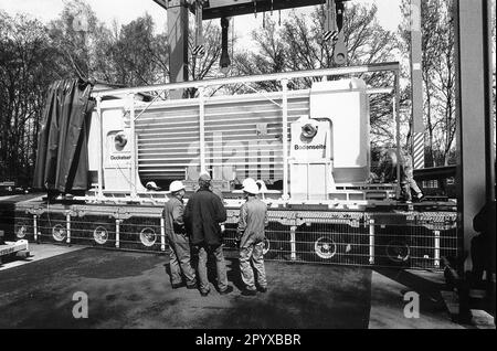 Aufzeichnungsdatum: 22.04.1995 Demonstrationen und Aktionen begleiten den Transport des ersten Castor-Containers auf dem Weg zum Zwischenlager Gorleben, wo abgebrannte Brennstäbe aus dem philippinischen Kernkraftwerk vorübergehend gelagert werden. Hier wird der Castor-Container auf einen Tieflader in Dannenberg geladen. [Maschinelle Übersetzung] Stockfoto