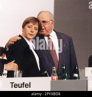 Kanzler Helmut Kohl mit Bundesministerin für Frauen Angela Merkel auf der kleinen Parteikonferenz der CDU im Maritim Hotel Bonn. [Maschinelle Übersetzung] Stockfoto