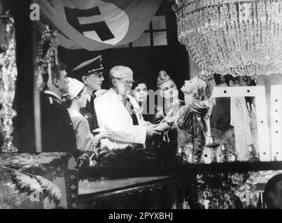 Hanna Schygulla mit Erik Schumann, Karl Heinz von Hassel und Herbert Steinmetz in "Lili Marleen", Regie Rainer Werner Fassbinder, Deutschland 1981. [Maschinelle Übersetzung] Stockfoto