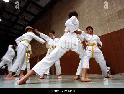 Karate-Kurs für Kinder und Teenager in Bonn. [Maschinelle Übersetzung] Stockfoto