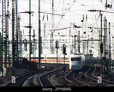 Ein ICE-Hochgeschwindigkeitszug der Deutschen Bahn AG fährt in den Frankfurter Hauptbahnhof ein.nnn [maschinelle Übersetzung] Stockfoto