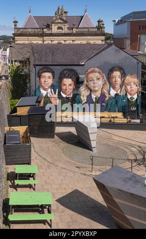 Nordirland, Co. Derry, Derry City, Mural on Badger's Bar mit der Besetzung von Derry Girls, einer Kanal 4 Comedy-Serie, die einer Gruppe von Fiction folgt Stockfoto