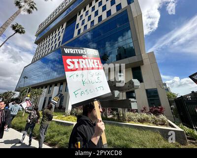 Hollywood, Kalifornien, USA. 4. Mai 2023. Am 4. Mai 2023 vor den Netflix Studios in Hollywood zur Unterstützung der Writers Guild of America Writers' Strike '' Tag 3 des ersten Schreiberstreiks seit 15 Jahren. Tausende von Autoren und anderen in der Film- und Fernsehbranche trugen Schilder an den Streikposten vor den Studios von Los Angeles/Hollywood, um mehr Bezahlung, Kontrolle der KI und bessere Arbeitsbedingungen zu fordern. (Kreditbild: © Amy Katz/ZUMA Press Wire) NUR REDAKTIONELLE VERWENDUNG! Nicht für den kommerziellen GEBRAUCH! Stockfoto