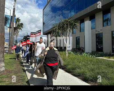 Hollywood, Kalifornien, USA. 4. Mai 2023. Am 4. Mai 2023 vor den Netflix Studios in Hollywood zur Unterstützung der Writers Guild of America Writers' Strike '' Tag 3 des ersten Schreiberstreiks seit 15 Jahren. Tausende von Autoren und anderen in der Film- und Fernsehbranche trugen Schilder an den Streikposten vor den Studios von Los Angeles/Hollywood, um mehr Bezahlung, Kontrolle der KI und bessere Arbeitsbedingungen zu fordern. (Kreditbild: © Amy Katz/ZUMA Press Wire) NUR REDAKTIONELLE VERWENDUNG! Nicht für den kommerziellen GEBRAUCH! Stockfoto