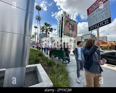 Hollywood, Kalifornien, USA. 4. Mai 2023. Sag Hallo zu My Little Strike'' Poster, mit Queen Charlotte im Hintergrund. Am 4. Mai 2023 vor den Netflix Studios in Hollywood zur Unterstützung der Writers Guild of America Writers' Strike '' Tag 3 des ersten Schreiberstreiks seit 15 Jahren. Tausende von Autoren und anderen in der Film- und Fernsehbranche trugen Schilder an den Streikposten vor den Studios von Los Angeles/Hollywood, um mehr Bezahlung, Kontrolle der KI und bessere Arbeitsbedingungen zu fordern. (Kreditbild: © Amy Katz/ZUMA Press Wire) NUR REDAKTIONELLE VERWENDUNG! Nicht für den kommerziellen GEBRAUCH! Stockfoto