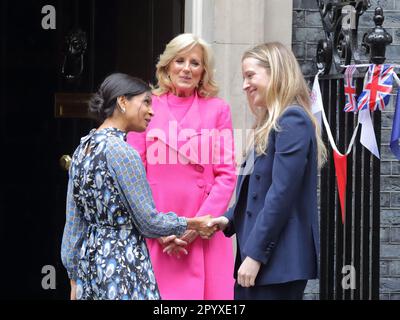 London, Großbritannien. 5. Mai 2023. Akshata Murty, Ehefrau des britischen Premierministers Rishi Sunak, heißt Jill Biden, die amerikanische First Lady und die Frau von Präsident Joe Biden, und ihre Enkelin Finnegan Biden in der Downing Street Nr. 10 willkommen. Kredit: Uwe Deffner/Alamy Live News Stockfoto