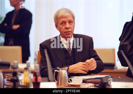 Werner Müller, Bundeswirtschaftsminister der SPD, vor Beginn der 44. Kabinettssitzung. [Maschinelle Übersetzung] Stockfoto