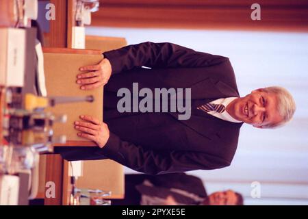 Werner Müller, Bundeswirtschaftsminister der SPD, vor Beginn der 44. Kabinettssitzung. [Maschinelle Übersetzung] Stockfoto