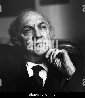 Federico Fellini (1920-1993), italienischer Regisseur. [Maschinelle Übersetzung] Stockfoto