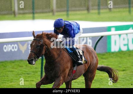 Hurricane Lane, geritten von William Buick auf dem Weg, die Jockey Club Stakes am ersten Tag des QIPCO Guineas Festivals auf der Rennbahn Newmarket zu gewinnen. Foto: Freitag, 5. Mai 2023. Stockfoto