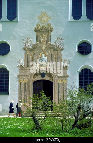 "Benediktbeuern war 739/740 das erste Benediktinerkloster in den nördlichen Alpenausläufern. Die Klosterkirche wurde 746 Boniface, dem „Apostel der Deutschen“, geweiht. Die barocke Klosterkirche (1680-86) enthält Tresorfresken mit Szenen aus der Geschichte der Erlösung (1683/84) von Hans Georg Asam. In der Klosterbibliothek wurde die mittelalterliche Songsammlung „Carmina Burana“ gefunden. (Foto ohne Datum)' Stockfoto