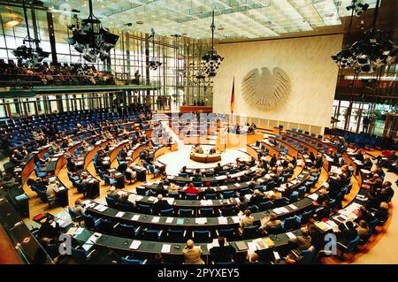 Blick auf den Plenarsaal und den Bundesadler während einer Sitzung im Dezember 1998. In Bonn wird eine Ära enden, wenn der Reichstag in Berlin 1999 gemäß einem Beschluss des Ältestenrates des Deutschen Bundestages vom 30. Oktober 1991 als Sitz des deutschsprachigen parlaments eröffnet wird. Ab September 1999 finden die Bundestagssitzungen in Berlin statt. [Maschinelle Übersetzung] Stockfoto