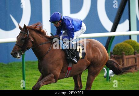 Hurricane Lane, geritten von William Buick auf dem Weg, die Jockey Club Stakes am ersten Tag des QIPCO Guineas Festivals auf der Rennbahn Newmarket zu gewinnen. Foto: Freitag, 5. Mai 2023. Stockfoto