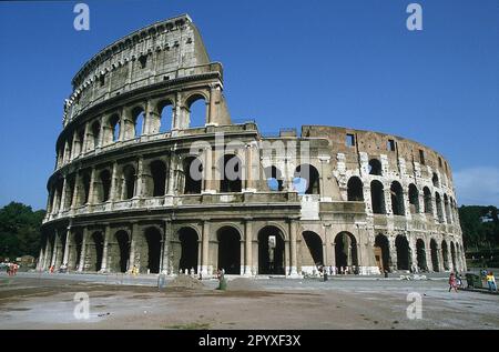 Das Kolosseum, benannt nach dem Koloss des römischen Kaisers Nero, der in der Antike davor stand, ist das größte Amphitheater in Rom und der antiken Welt. Es begann unter Kaiser Vespasian und war noch nicht fertig, eingeweiht von ihm im Jahre 79 n. Chr. und wieder von Titus im Jahre 80 n. Chr. Die Arena, die für Gladiatorenkämpfe und Tierjagden genutzt wurde, verfügt über 45.000 Sitze und weitere 4000-5000 Stehplätze. Seine Längsachse ist 188m mm, die Höhe 48,5m mm. [Maschinelle Übersetzung] Stockfoto