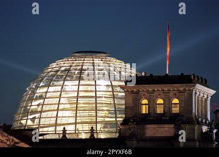 Beleuchtete Glaskuppel des Deutschen Reichstags, Sitz des parlaments. Das Reichstagsgebäude wurde 1884-94 erbaut, 1933 und 1945 schwer zerstört und wieder aufgebaut. In den Jahren von 1995 bis 1999 wurde es vom britischen Architekten Sir Norman R. Foster umgebaut und mit einer modernen Kuppel ausgestattet. Die Eröffnung des Parlaments fand am 19.04.1999 statt. [Maschinelle Übersetzung] Stockfoto