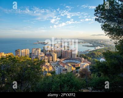 Ein Luftblick auf den Hafen von Malaga und das Rodeo vom Mount Gibralfaro in Spanien Stockfoto