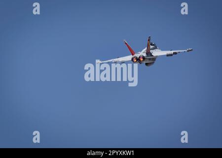 Eine EA-18G Growler Demonstration auf der 2023 Thunder and Lightning Over Arizona Airshow in Tucson, Arizona. Stockfoto