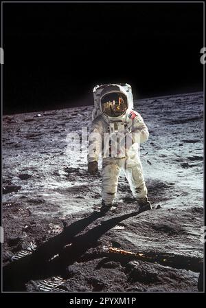 MANN AUF DEM MOND APOLLO 11. 20. Juli 1969 Astronaut Buzz Aldrin, Pilot des Mondmoduls, spaziert während der Apollo 11 außerfahrzeugseitigen Aktivität (EVA) auf der Mondoberfläche in der Nähe des Beins des Mondmoduls (LM) 'Eagle'. Astronaut Neil A. Armstrong, Kommandant, machte dieses Foto mit einer 70-mm-Mondoberfläche-Kamera. Während die Astronauten Armstrong und Aldrin im Mondmodul (LM) „Eagle“ abstiegen, um die Region des Meeres der Ruhe des Mondes zu erkunden, blieb Astronaut Michael Collins, Pilot des Kommandomoduls, bei den Command and Service Modules (CSM) „Columbia“ im Mondumlauf. Stockfoto