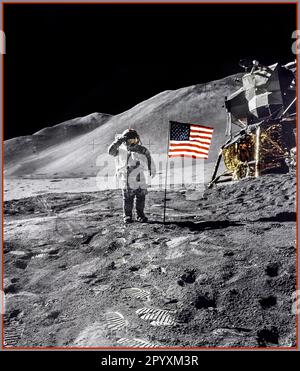 Astronaut David, Kommandant, gibt einen militärischen Gruß im stehen neben der bereitgestellten US Flagge während der Apollo 15 lunar Oberfläche Extravehicular Activity (EVA) am Landeplatz Hadley-Apenninen. Die Flagge wurde gegen Ende des EVA-2 eingesetzt. Die Mondlandefähre "Falcon" ist teilweise sichtbar auf der rechten Seite. Hadley Delta im Hintergrund erhebt sich etwa 4.000 Metern (etwa 13.124 Fuß) über der Ebene. Die Basis des Berges ist ungefähr 5 Kilometer (ca. 3 Landmeilen) entfernt. Dieses Foto wurde von Astronaut James B. Irwin, Pilot der Mondlandefähre aufgenommen. Stockfoto