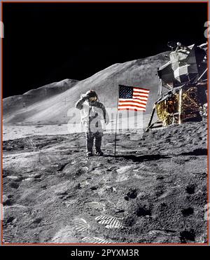 AUF DEM MOND hält Astronaut David R. Scott, Kommandant, einen militärischen Gruß, während er neben der US-Flagge steht, während der Apollo 15-Mondoberflächenaktivität (EVA) am Landeplatz von Hadley-Apennin. Die Flagge wurde gegen Ende von EVA-2 ausgelöst. Das Lunar Module „Falcon“ ist teilweise auf der rechten Seite sichtbar. Das Hadley Delta im Hintergrund erhebt sich etwa 4.000 Meter (etwa 13.124 Fuß) über der Ebene. Der Fuß des Berges ist etwa 5 Kilometer entfernt. Dieses Foto wurde von Astronaut James B. Irwin, Pilot des Lunar Module, aufgenommen. Stockfoto