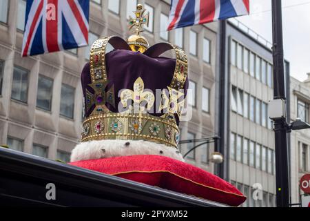London, Großbritannien. 05. Mai 2023. Die Bushaltestellen der Oxford Street umarmen Royal Spirit mit Kronen für König Karls III. Krönung. Kredit: Sinai Noor/Alamy Live News Stockfoto
