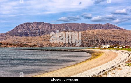 Ardmair Wester Ross Schottland Ben Mor Coigach Berg und Kehrseite des Kieselstrandes Stockfoto