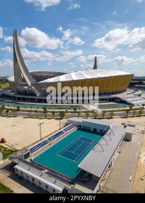 Phnom Penh, Kambodscha - 4. Dezember 2022: Außenansicht der Tennisplätze im Morodok Techo Nationalstadion in Phnom Penh, Kambodscha. Stockfoto