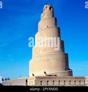 Das spiralförmige Minarett von samara. Der Malwiya Tower ist ein 52 Meter (171 Fuß) hoher und 33 Meter (108 Fuß) breiter Spiralkegel mit einer spiralförmigen Rampe. Stockfoto