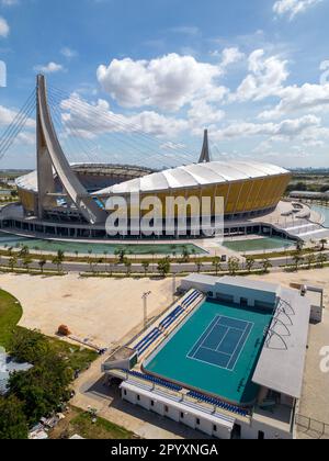 Phnom Penh, Kambodscha - 4. Dezember 2022: Außenansicht der Tennisplätze im Morodok Techo Nationalstadion in Phnom Penh, Kambodscha. Stockfoto