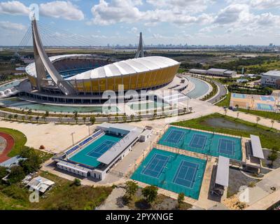 Phnom Penh, Kambodscha - 4. Dezember 2022: Außenansicht der Tennisplätze im Morodok Techo Nationalstadion in Phnom Penh, Kambodscha. Stockfoto