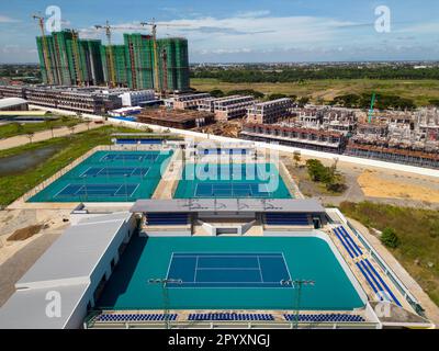 Phnom Penh, Kambodscha - 4. Dezember 2022: Außenansicht der Tennisplätze im Morodok Techo Nationalstadion in Phnom Penh, Kambodscha. Stockfoto