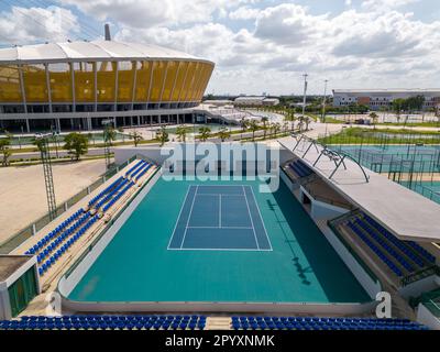 Phnom Penh, Kambodscha - 4. Dezember 2022: Außenansicht der Tennisplätze im Morodok Techo Nationalstadion in Phnom Penh, Kambodscha. Stockfoto