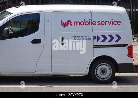 Los Angeles, Kalifornien/USA - 22. April 2022: Ein Lyft Mobile Service Service-Van wird gezeigt, der an einer Stadtstraße geparkt ist. Stockfoto