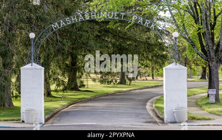 Eintritt zum Mashashumet Park im Hafen von sag, ny Stockfoto