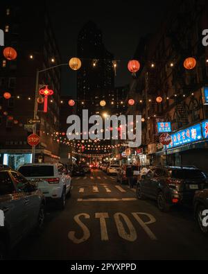 Bayard Street bei Nacht in Chinatown, Manhattan, New York Stockfoto