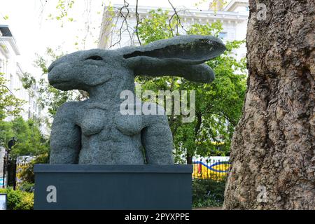 London, Großbritannien. 05. Mai 2023 Ausstellung: Das Jahr des Hasen von der Künstlerin Sophie Ryder auf dem St. James's Square. Diese Ausstellung ist Sophie Ryders imaginäre Welt der mythischen Wesen, diese Ausstellung zeigt große Skulpturen der gefeierten Künstlerin und vereint ihre einzigartige Charaktere. Sophie Ryder wurde 1963 in London geboren, und diese Ausstellung feiert ihr 60. Jahr. Das Jahr 2023 ist das Jahr des Hasen, das charakteristische Motiv von Ryder. Ausstellung vom 4. Mai bis 28. Juli 2023. Kredit: Waldemar Sikora/Alamy Live News Stockfoto