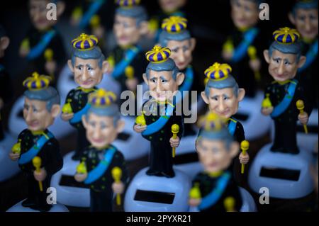 London, Großbritannien. 05. Mai 2023. Die Figuren von König Karl III. Stehen in einem Souvenirladen. Die Krönung von König Karl III. Findet am 6. Mai in London statt. Kredit: Sina Schuldt/dpa/Alamy Live News Stockfoto