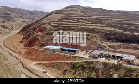 (230505) -- YINCHUAN, 5. Mai 2023 (Xinhua) -- Dieses Luftfoto, das am 18. April 2023 aufgenommen wurde, zeigt Tierärztin Bai Hua, die ihr rosa Auto auf dem Weg zu einem Bauernhaus fährt, um Rinder in Guyuan, Nordwestchina Autonomer Region Ningxia Hui, zu behandeln. Der 27-Jährige, ein erfahrener Landtierarzt, hat eine Doppelrolle als Veteran und Internetstar inne und hat insgesamt drei Millionen Follower auf mehreren Video-Sharing- und Streaming-Plattformen wie Kuaishou, Bilibili und Douyin gewonnen. In ihren kurzen Videos kann Bai in dreckigen Kuhställen gesehen werden, aber sie bleibt schön und modisch, während sie ruhig ist Stockfoto