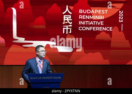 (230505) -- BUDAPEST, 5. Mai 2023 (Xinhua) -- Yang Chao, Charge d'Affaires ad interim der chinesischen Botschaft in Ungarn, spricht auf der Konferenz der Budapester Renminbi-Initiative in Budapest, Ungarn, 4. Mai 2023. Die Konferenz der Budapester Renminbi-Initiative, eine jährliche Veranstaltung zur Förderung der grenzüberschreitenden Wirtschaftstätigkeit und zur Erweiterung des Spektrums an Investitions- und Finanzierungsquellen in Ungarn, fand hier am Donnerstag zum siebten Mal statt. Die Teilnehmer konzentrierten sich auf die finanzielle Interkonnektivität und einen grünen Wandel, wobei sie die Chancen der Zentralbanken im Bereich der ökologischen Nachhaltigkeit hervorhoben Stockfoto