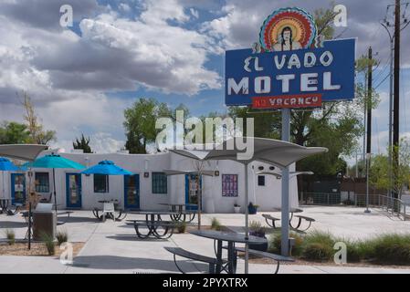 Das El Vado Motel und Neon-Schild, ein renovierter Motorplatz an der Route 66, der in einen Mehrzweckkomplex, ein Motel und kleine Unternehmen, Albuquerque NM, umgewandelt wurde. Stockfoto